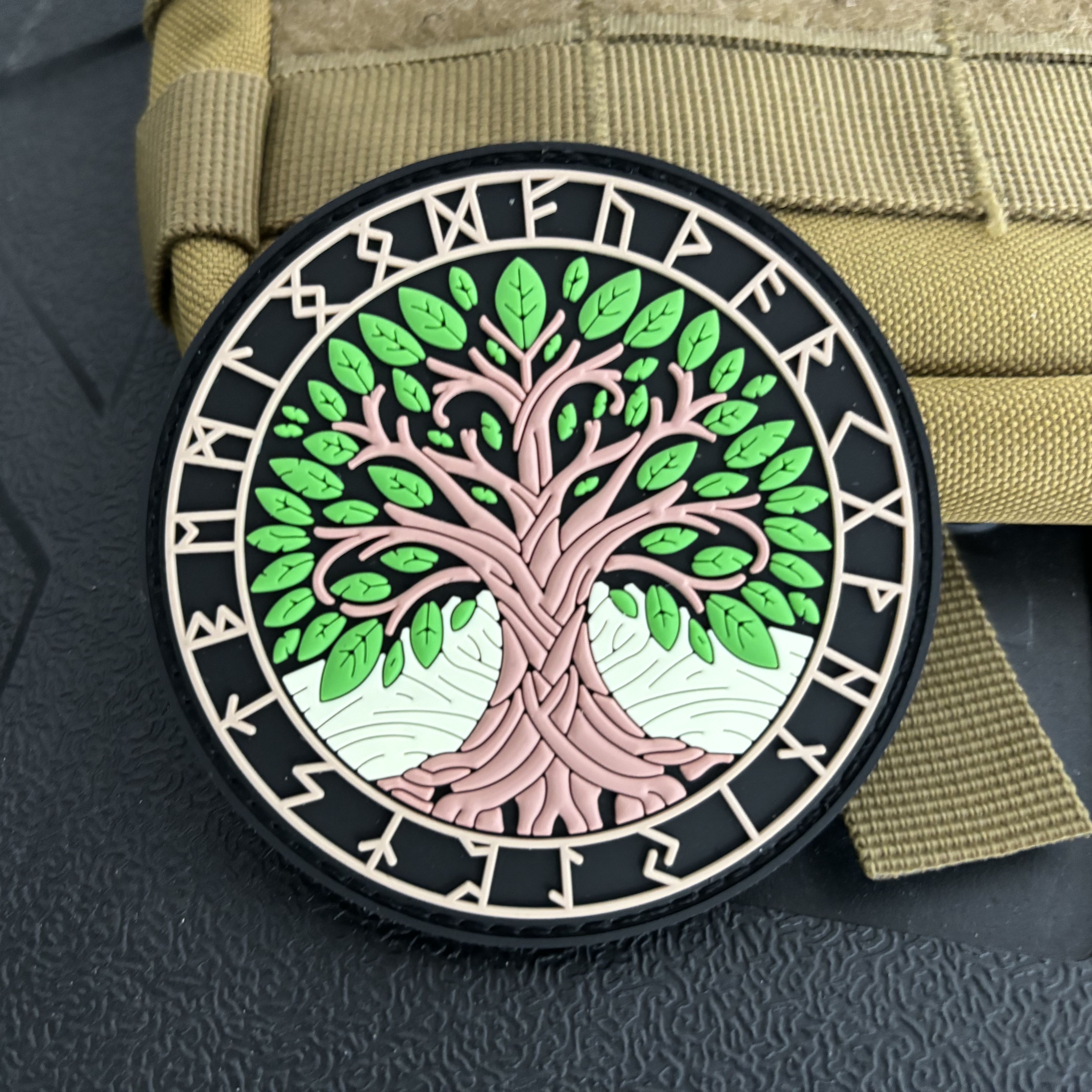 Yggdrasil Viking Totem PVC Pat - Urban Backpack Tactical のレビューと価格