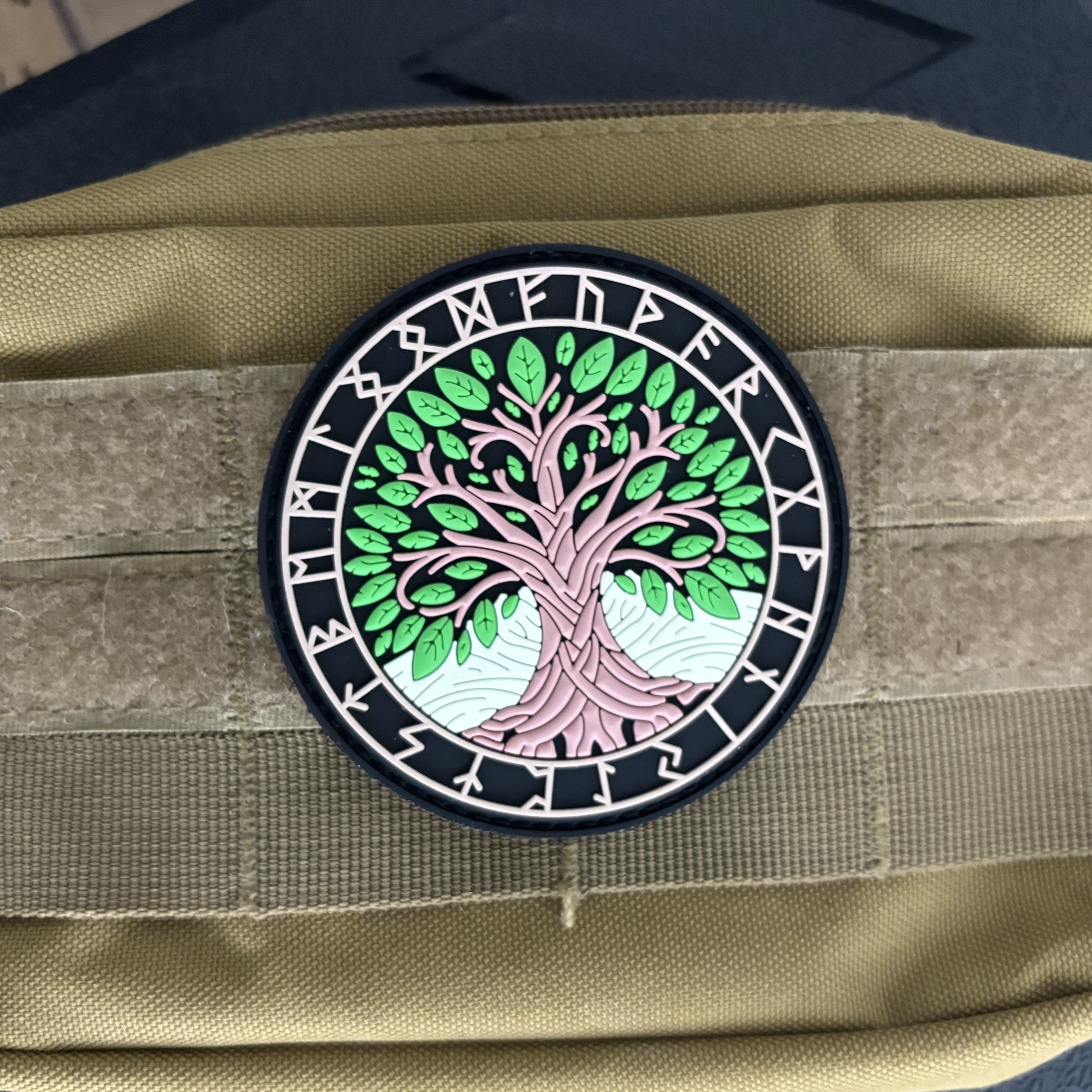 Yggdrasil Viking Totem PVC Pat - Urban Backpack Tactical のレビューと価格